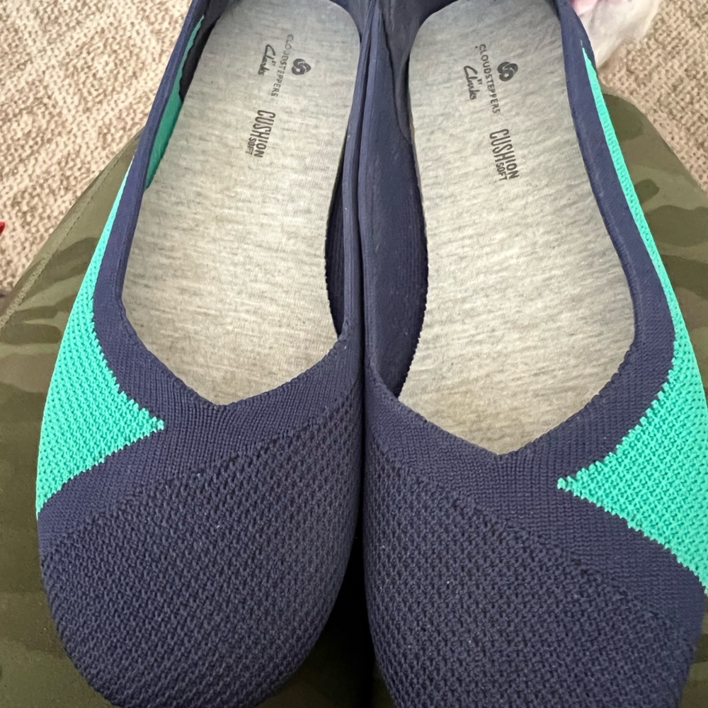 Like New 6.5 Cloud Steppers by Clark’s. Theses were my moms non smoking home